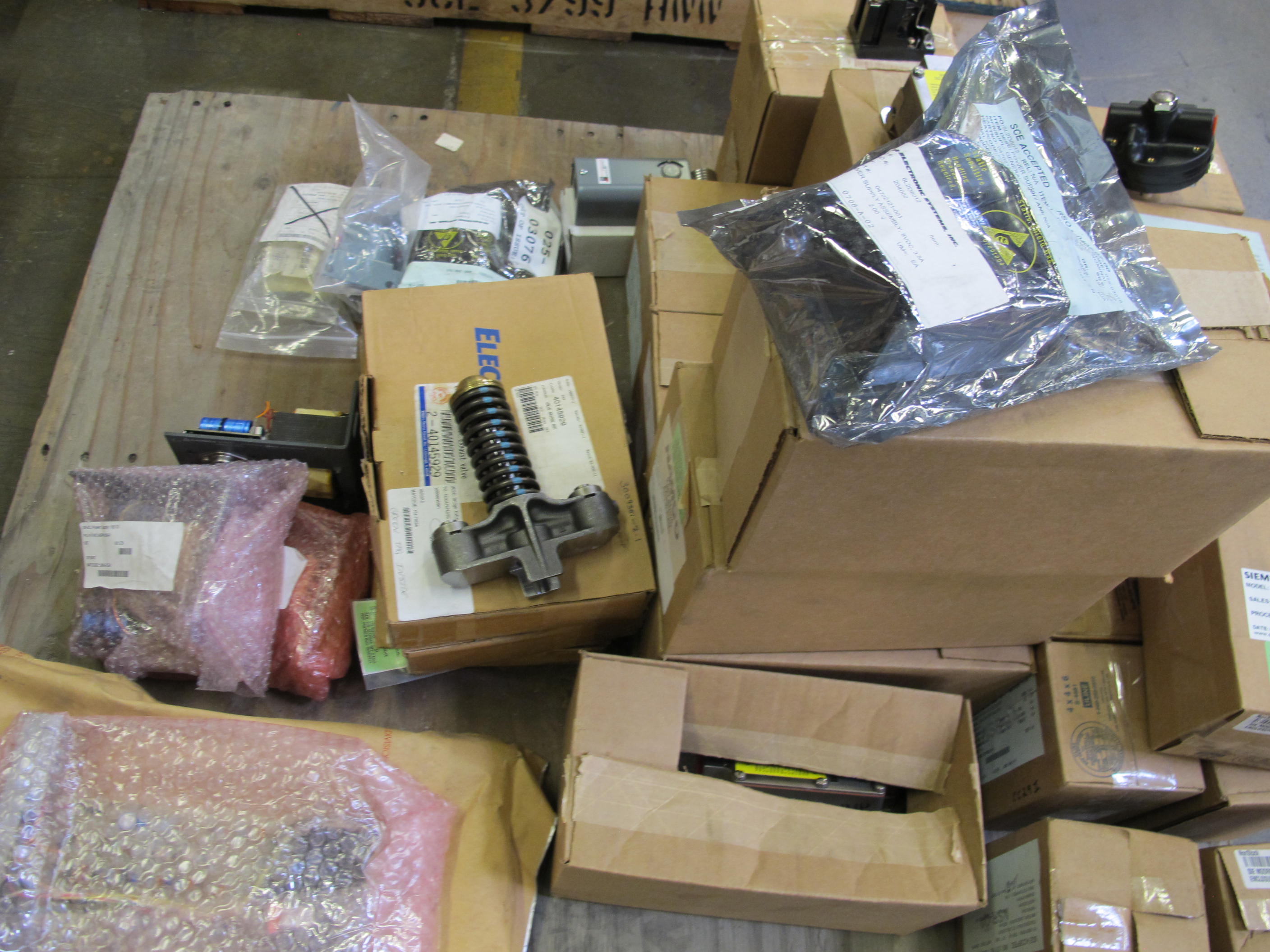 LOT TO INCLUDE: (8) LEVERS, 1-1/2 X 3/4 X 1/4 X 1-3/8 SIZE, OPERATING KIND, BRONZE LEVER W/ STEEL ROLLER MATERIAL. STYLE SLO REFERENCE # D1260CT, ELECTRO-MOTIVE BRIDGE, EXHAUST VALVE ASSEMBLY KIND. SPRING LOADED CONSTRUCTION. (6) EXHAUST VALVE BRIDGE ASSEMBLIES FOR DIESEL ENGINE SETS, (17) SIEMENS RELAYS, STL ENCLOSURE. PNEUMATIC, 100 LB MAXIMUM SUPPLY, 1/4" NPT AIR CONNECTION OPERATE DATA BOOSTER KIND, FOR MODEL 61H HI-VOLUME AIR CONTROL, GA-ELECTRONIC SYSTEMS INC. (2) REGULATED POWER SUPPLIES 12V, (23) FISHER PRESSURE REGULATORS, 250 PSIG MAX INLET PRESSURE, 0-60 PSIG OUTLET PRESSURE, 1/4" FNPT CONNECTION, AIR-SERVICE KIND. SQUARE ADJUSTING SCREW, W/ GAUGE, CELLULOSE FILTER, AND SMART BLEED-OFF OPTION. LOADING & HANDLING FEE $15-4619